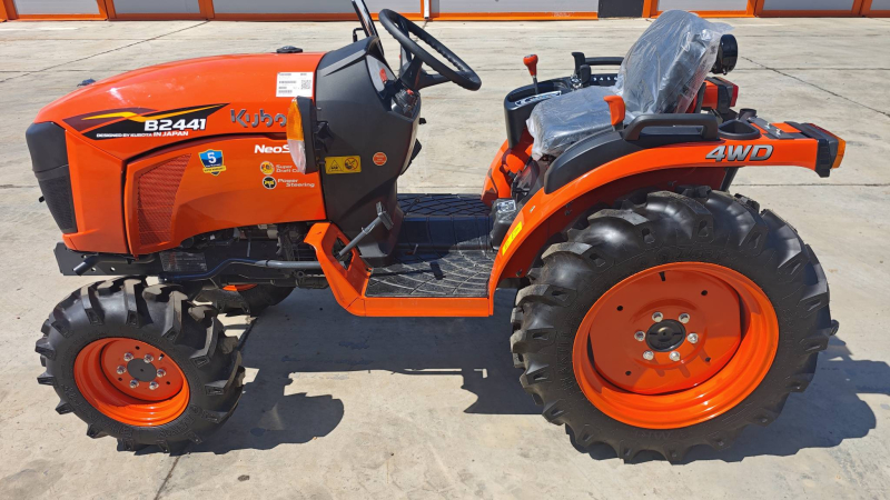 Трактор Kubota B2441